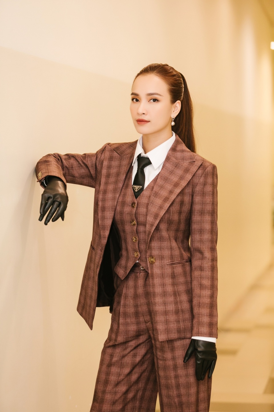Ái Phương cuốn hút với phong cách nam tính trên thảm đỏ - 3 Ái Phương cuốn hút với phong cách nam tính trên thảm đỏ - 3
