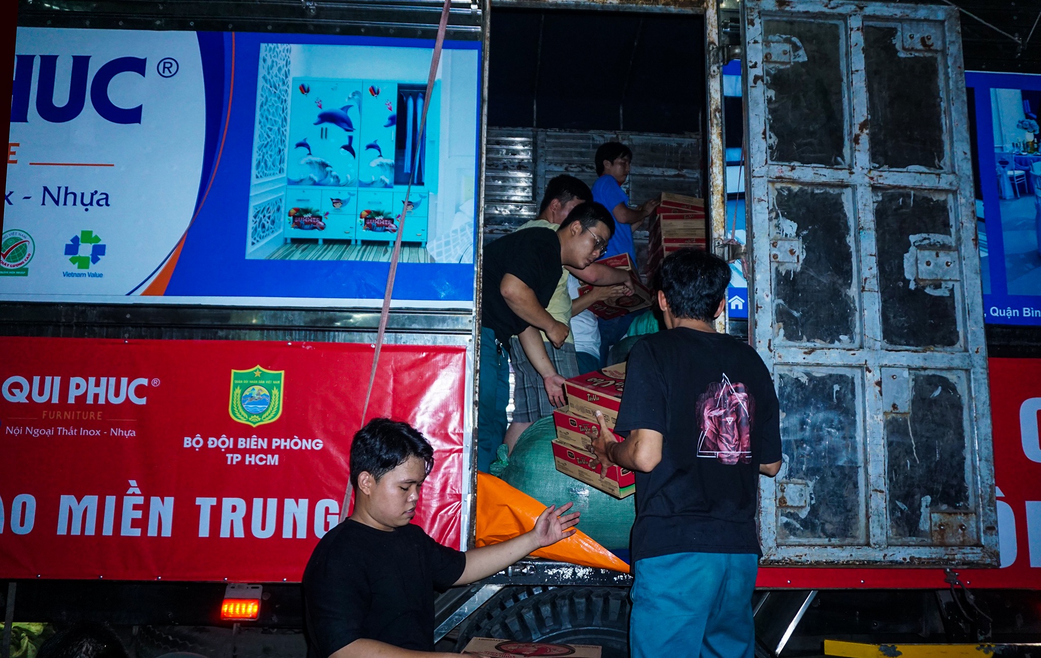 Trắng đêm gói bánh gửi đồng bào miền Trung ruột thịt - 20 Trắng đêm gói bánh gửi đồng bào miền Trung ruột thịt - 20