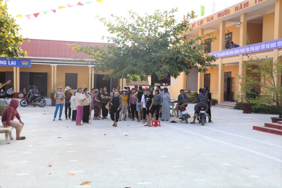 Trường “chờ sập” phải chuyển, phụ huynh vẫn mong con ở lại học lớp ẩm thấp - 1 Trường “chờ sập” phải chuyển, phụ huynh vẫn mong con ở lại học lớp ẩm thấp - 1