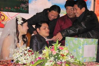 Đám cưới đầy cảm động của đôi uyên ương khuyết tật