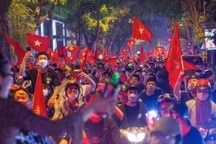 Người hâm mộ "nhuộm đỏ" mọi nẻo đường mừng Việt Nam vô địch