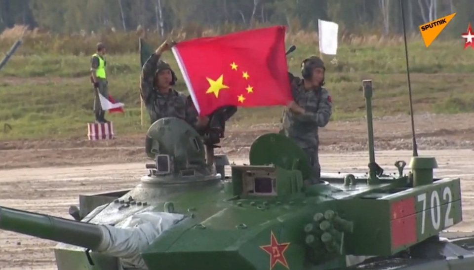 Đội tăng Trung Quốc cầm cờ ngược trong màn mừng chiến thắng tại Army Games - 1 Đội tăng Trung Quốc cầm cờ ngược trong màn mừng chiến thắng tại Army Games - 1
