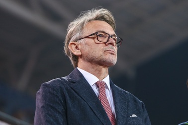 HLV Troussier thất thần khi tuyển Việt Nam thủng lưới ở giây cuối cùng