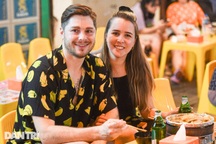 Khách Tây tranh luận chuyện "Việt Nam có phải là quốc gia đáng sống"?