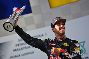 Daniel Ricciardo và Red Bull Racing thống trị Sepang
