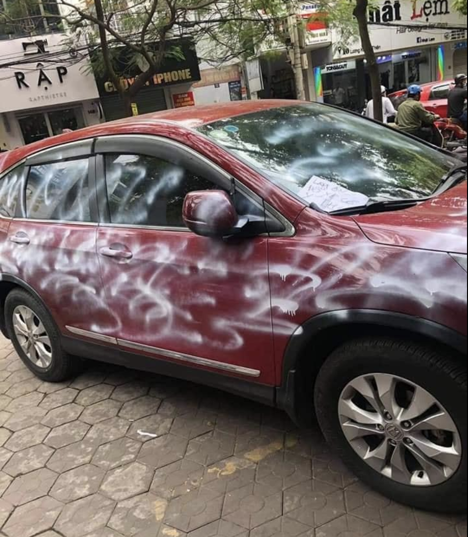 Đỗ chắn trước cửa hàng, ô tô bị xịt sơn trắng xóa - 3 Đỗ chắn trước cửa hàng, ô tô bị xịt sơn trắng xóa - 3