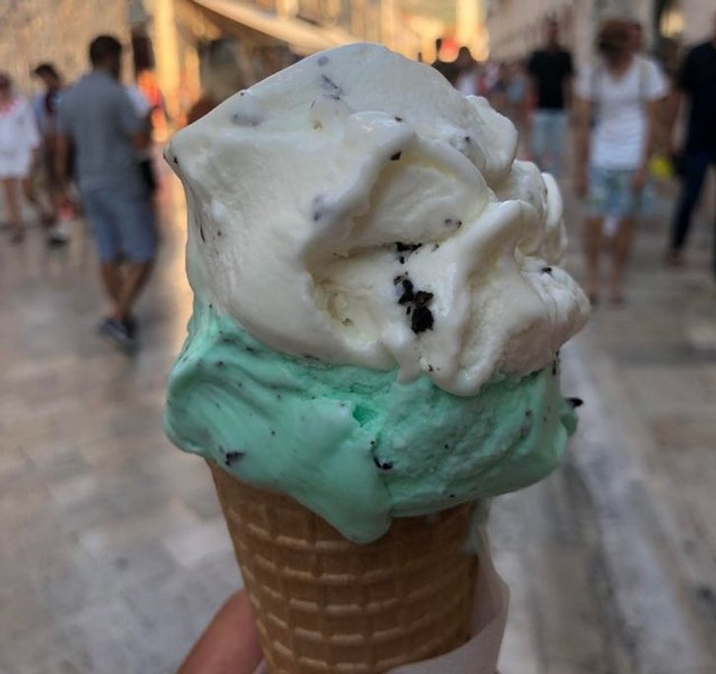 Cầm 1 USD đi tiêu, nơi mua được hẳn 5 lít xăng, nơi chỉ mua được ly trà - 8