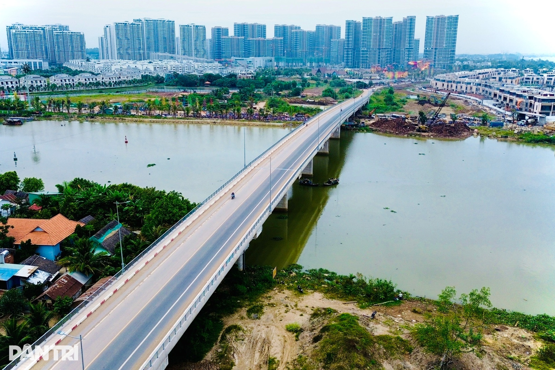 Đất, cát phủ vàng cây cầu ở TPHCM - 6 Đất, cát phủ vàng cây cầu ở TPHCM - 6