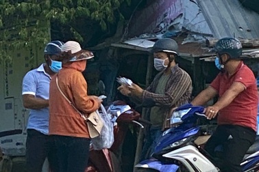 Đang bán test nhanh SARS-CoV-2 dạo thì bị công an mời về trụ sở làm việc