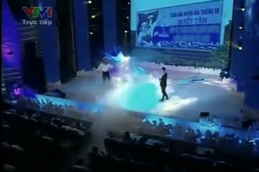 Tùng Dương hát "Nơi đảo xa"