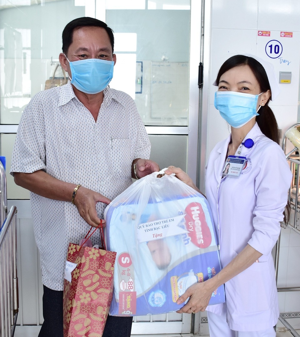 Bạc Liêu: Thăm và tặng quà bé sơ sinh bị bỏ rơi ở bệnh viện - 2 Bạc Liêu: Thăm và tặng quà bé sơ sinh bị bỏ rơi ở bệnh viện - 2