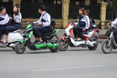 Học sinh đi xe máy đến trường: Quản không được thì “thả”?