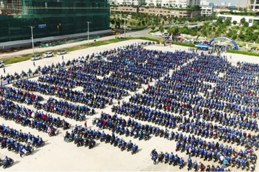 Bức tranh Exciter khổng lồ ghép từ ngàn ảnh xe