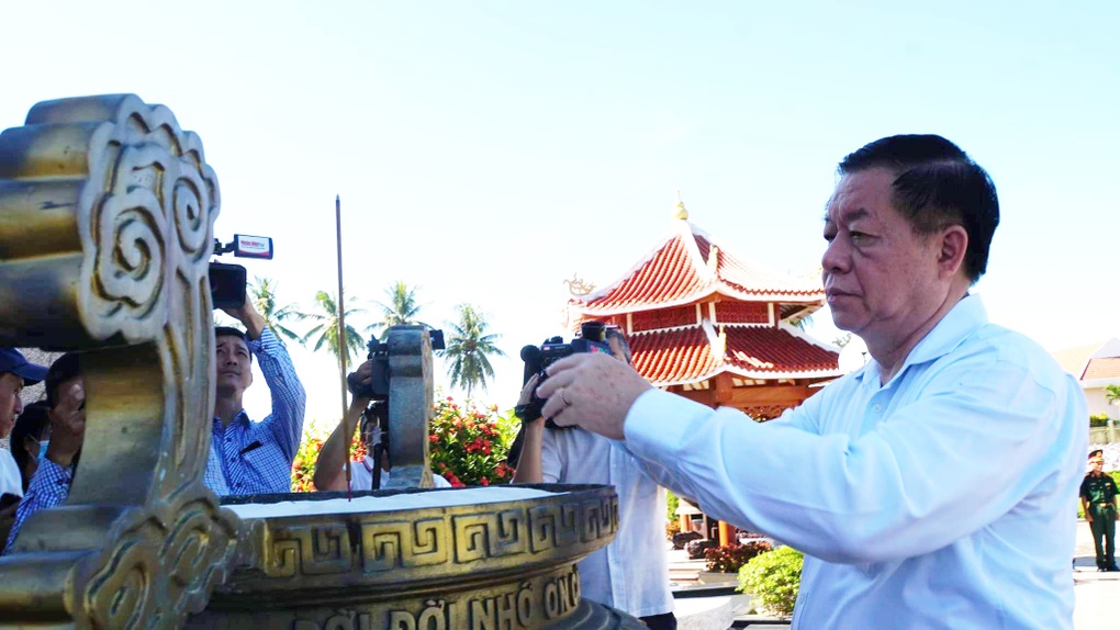 Trưởng Ban Tuyên giáo Trung ương dâng hương tưởng nhớ anh hùng liệt sĩ - 2 Trưởng Ban Tuyên giáo Trung ương dâng hương tưởng nhớ anh hùng liệt sĩ - 2