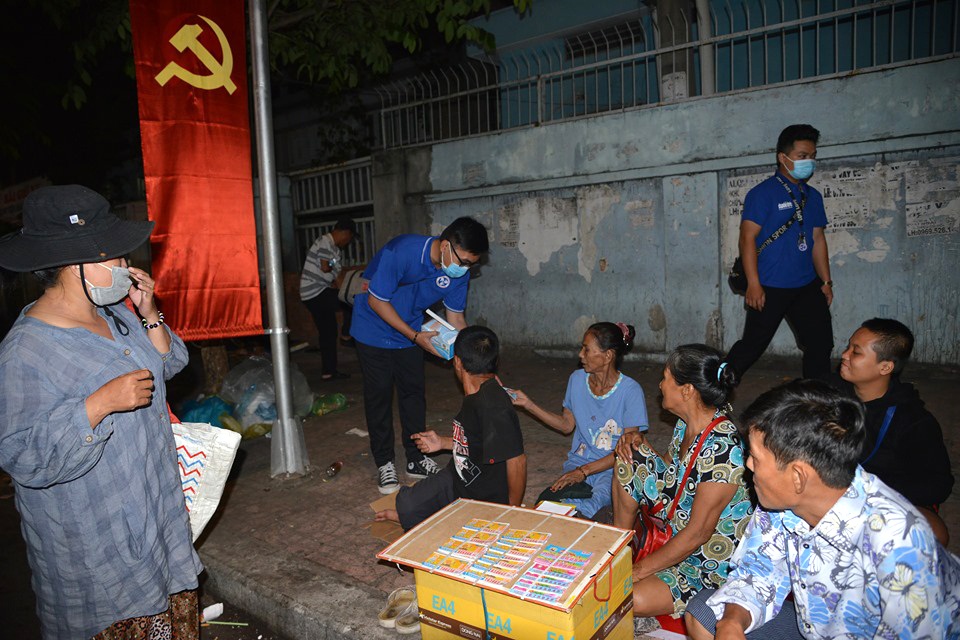 Hàng chục nghìn chiếc khẩu trang y tế miễn phí đến tận tay người dân - 1 Hàng chục nghìn chiếc khẩu trang y tế miễn phí đến tận tay người dân - 1