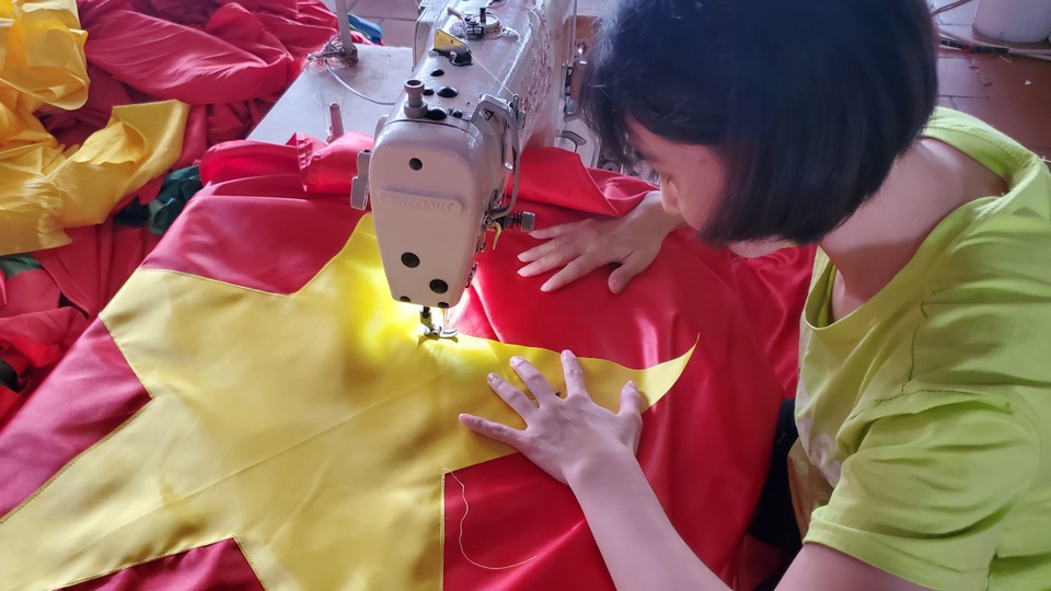Làng nghề may cờ Tổ quốc nhộn nhịp trước ngày Quốc khánh - 3 Làng nghề may cờ Tổ quốc nhộn nhịp trước ngày Quốc khánh - 3