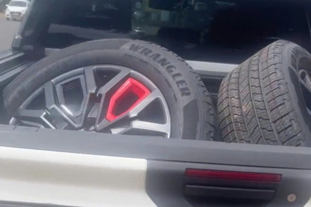 Cảnh sát phát hiện xe bán tải chở 4 bánh ô tô nghi liên quan vụ trộm cắp - 2 Cảnh sát phát hiện xe bán tải chở 4 bánh ô tô nghi liên quan vụ trộm cắp - 2