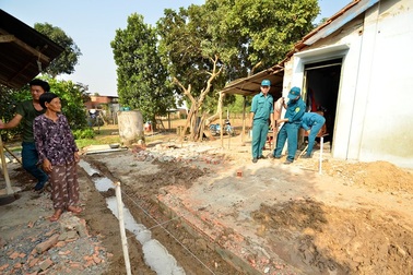 Hình ảnh làm đường, sửa nhà theo "lệnh" Bí thư Thăng