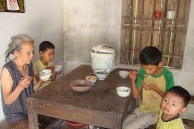 Bố mất, mẹ ung thư giai đoạn cuối, 3 đứa trẻ sống trong đói khát