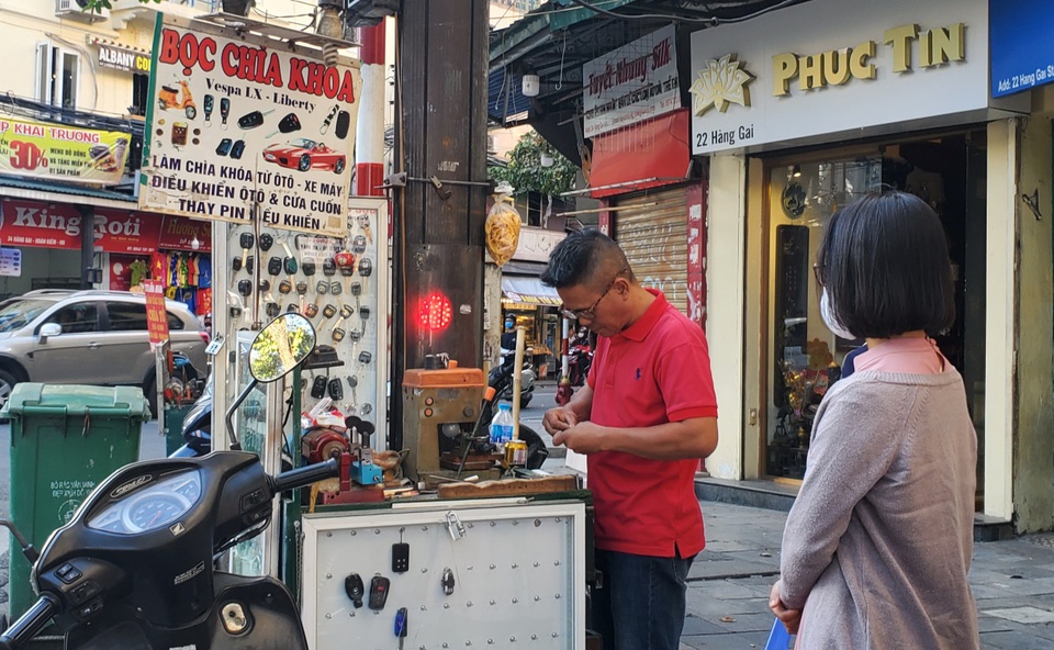 Sống khoẻ nhờ nghề nhặt tiền lẻ ngay vỉa hè phố cổ - 5 Sống khoẻ nhờ nghề nhặt tiền lẻ ngay vỉa hè phố cổ - 5