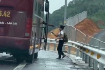 Bị phạt 11 triệu đồng và tước bằng lái 3 tháng vì đón khách trên cao tốc