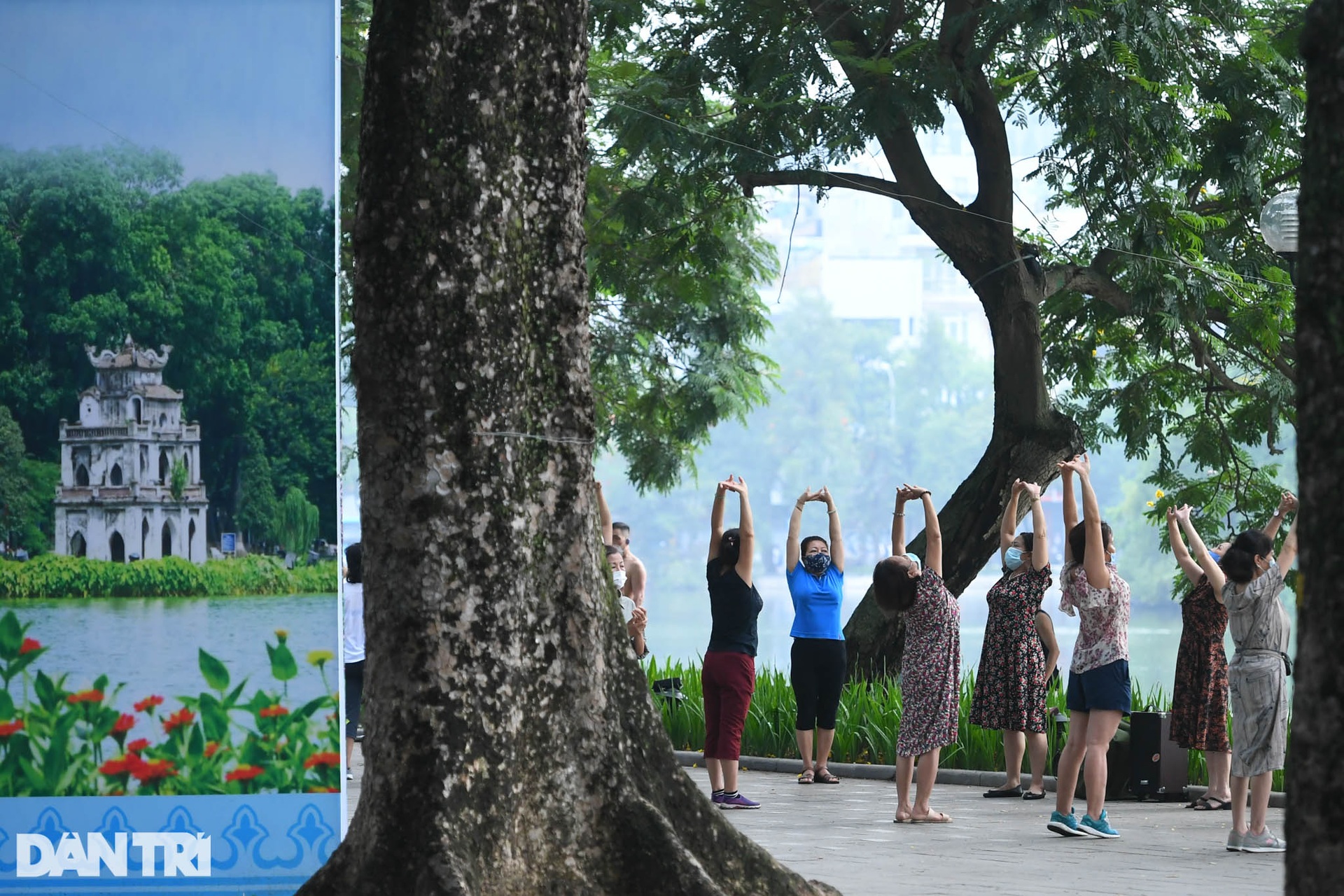 Người dân Hà Nội nườm nượp ra đường tập thể dục sau lệnh nới lỏng - 4 Người dân Hà Nội nườm nượp ra đường tập thể dục sau lệnh nới lỏng - 4