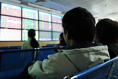 Xả hàng cuối phiên, 2 sàn đều mất điểm