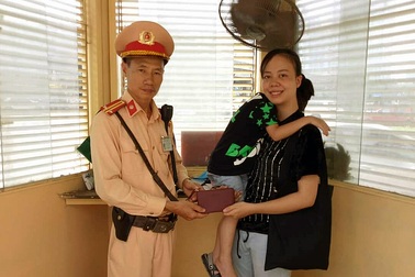 Người phụ nữ vui mừng nhận lại chiếc ví "hợp mệnh" từ CSGT