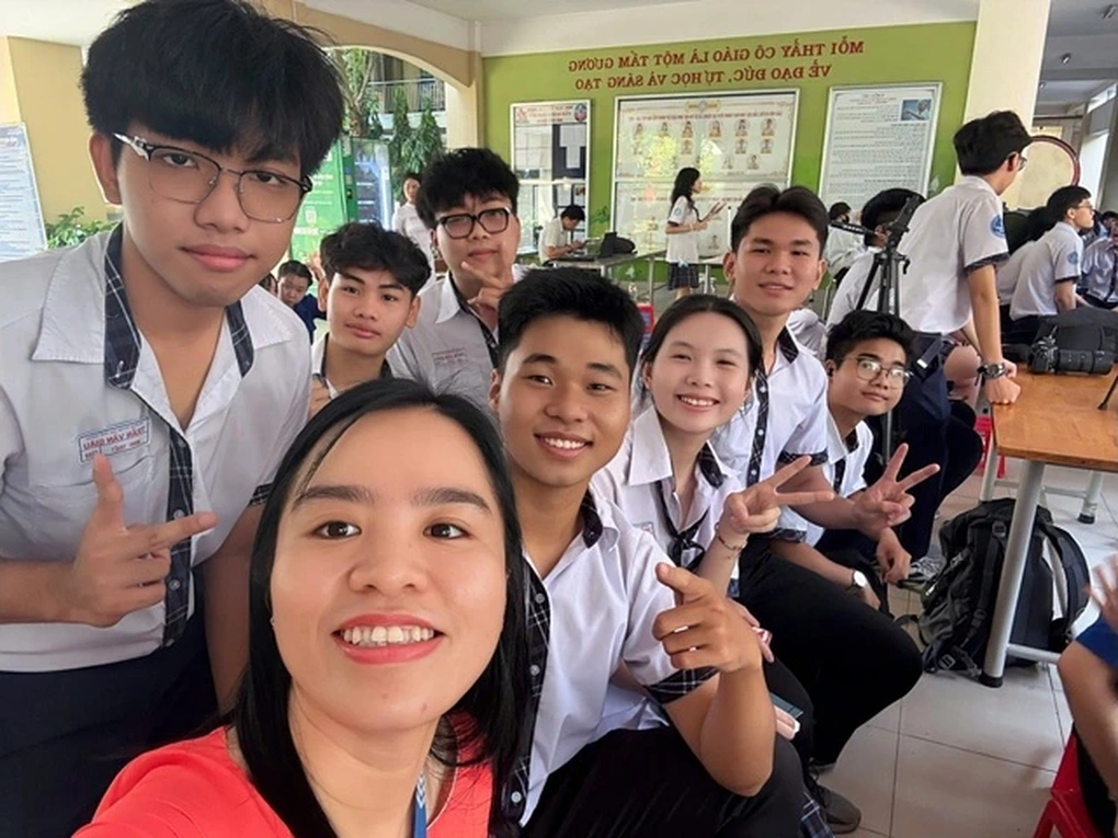 Nam sinh hát nhạc cách mạng như nuốt đĩa, bài đặc biệt đạt 7 triệu views - 3 Nam sinh hát nhạc cách mạng như nuốt đĩa, bài đặc biệt đạt 7 triệu views - 3