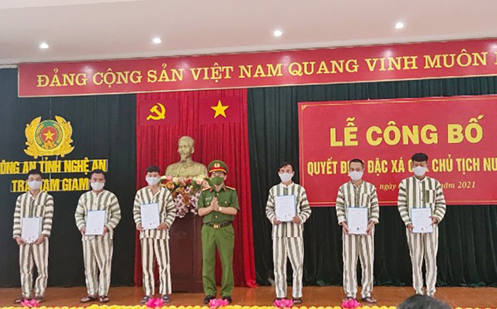 Phạm nhân đặc xá và chuyến xe về quê chưa từng có tiền lệ - 1 Phạm nhân đặc xá và chuyến xe về quê chưa từng có tiền lệ - 1