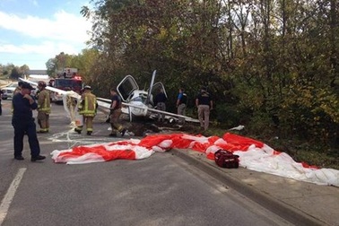 Máy bay hạ cánh xuống đường bằng... dù