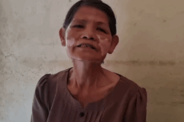 Cụ bà bệnh tật không oán trách gã thanh niên lừa, giật hơn 200 tờ vé số