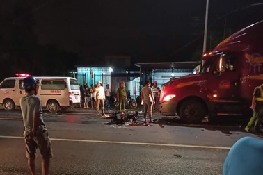 Xe máy quay đầu bất cẩn gây tai nạn liên hoàn