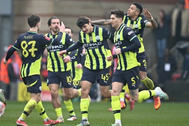 Man City vất vả giành chiến thắng, Chelsea chia tay FA Cup