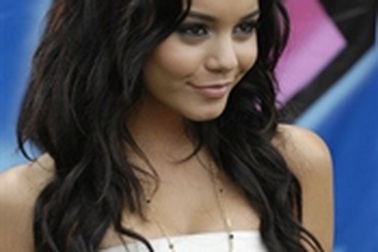 Vanessa Hudgens xin lỗi fan vì để lộ ảnh "nóng"