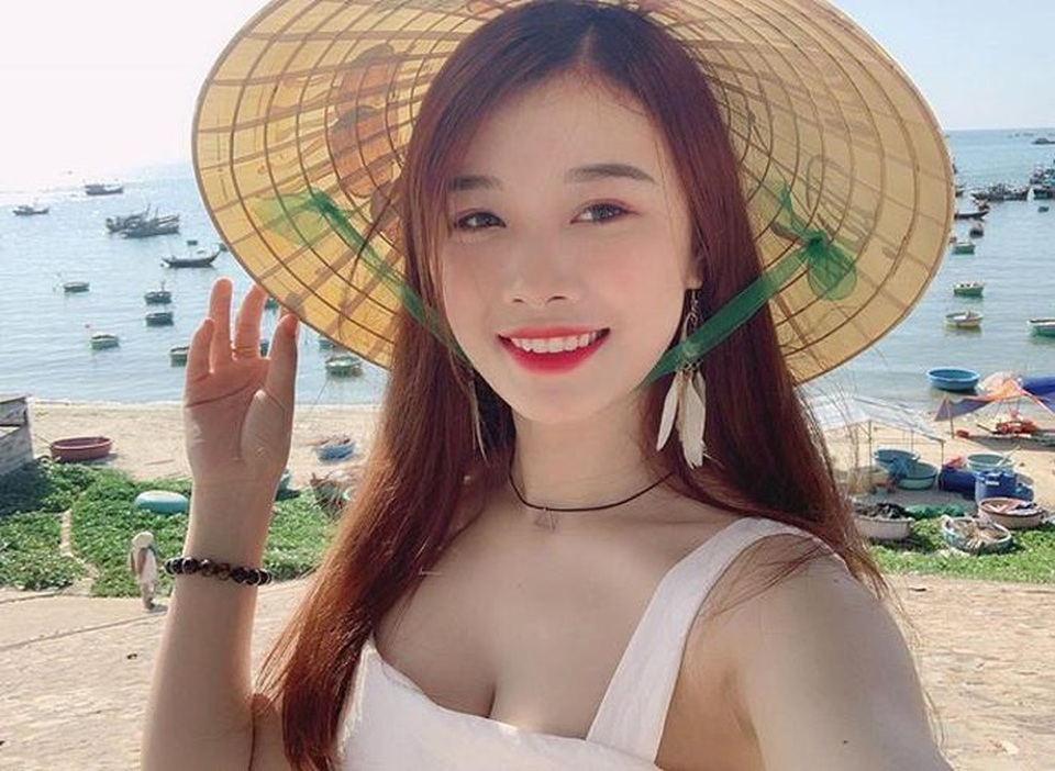 Bạn gái Văn Toàn gắt gỏng đáp trả khi bị chê hở hang - 1 Bạn gái Văn Toàn gắt gỏng đáp trả khi bị chê hở hang - 1