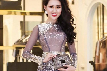 Hoa hậu Huỳnh Thúy Anh đẹp vạn người mê khi dự sự kiện