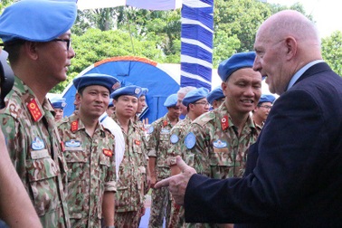 Ngài Toàn quyền Úc thăm Bệnh viện Dã chiến cấp 2