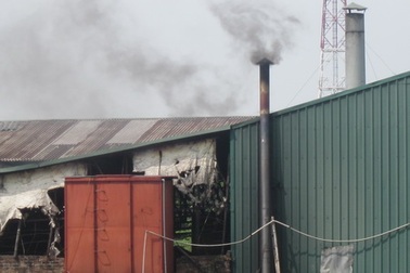 Hàng chục người suýt bị chết ngạt trong đêm vì khói độc của xưởng nhựa