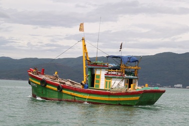 Tàu cá hỏng máy, 17 ngư dân lênh đênh trên biển