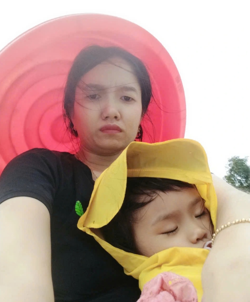 Mẹ ôm hai con trên nóc nhà kể 27 tiếng sinh tử giữa lũ, vỡ òa khi gặp chồng - 2