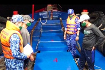 4 tiếng "quần thảo" bắt tàu chở 60.000 lít dầu DO không nguồn gốc