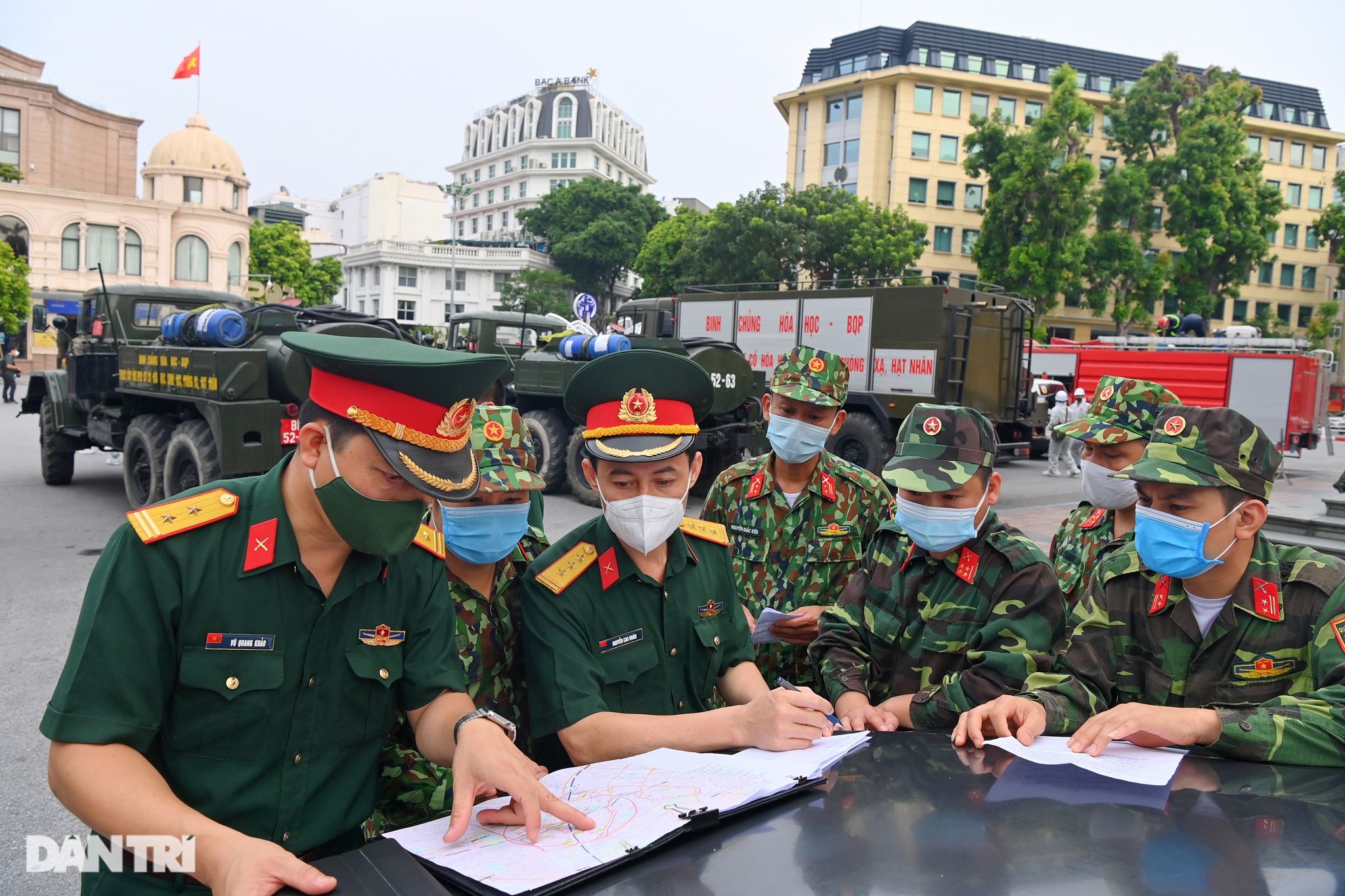Đoàn xe đặc chủng phun khử khuẩn nhiều tuyến phố trung tâm Hà Nội - 2 Đoàn xe đặc chủng phun khử khuẩn nhiều tuyến phố trung tâm Hà Nội - 2