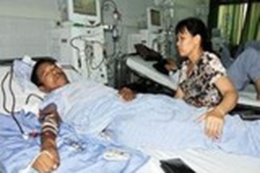 Công nhân viên chức có được hưởng BHYT theo đối tượng hộ nghèo?