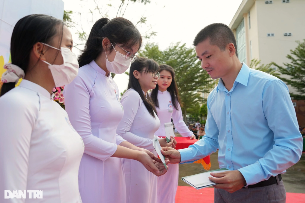 Cùng chung tay tặng học sinh khó khăn BHYT, giảm nỗi lo trước năm học mới - 4 Cùng chung tay tặng học sinh khó khăn BHYT, giảm nỗi lo trước năm học mới - 4