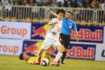 HA Gia Lai chiến thắng nhờ may mắn?