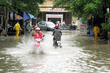 Hà Nội: Biển nước bủa vây Bệnh viện 19-8