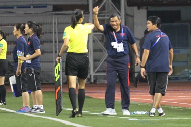 Huỳnh Như liên tục bị đá xấu, HLV Mai Đức Chung phản ứng trọng tài