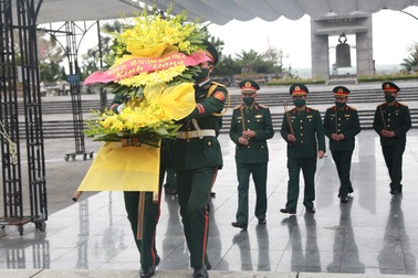 Chăm sóc chu đáo phần mộ liệt sĩ để thân nhân thấy ấm lòng hơn