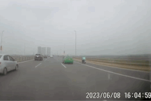 Lách khe hẹp để vượt, xe tải gây va chạm rồi bỏ chạy